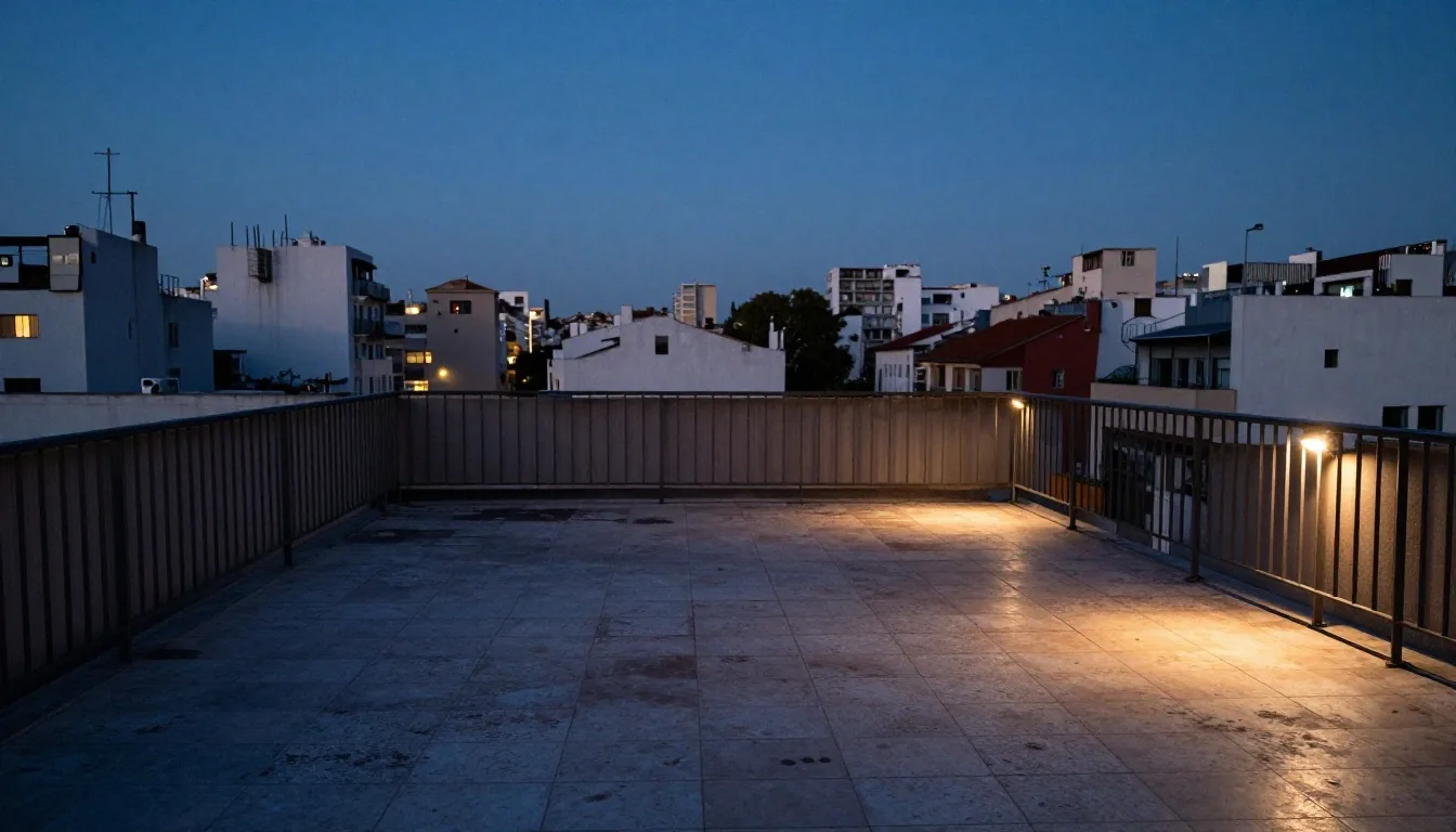 Techos de Buenos Aires al atardecer vistos desde una terraza técnica